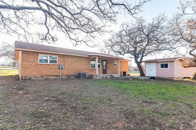 Building Photo - 1822 Greenwood Ln