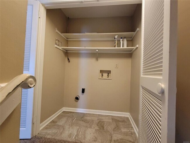 Building Photo - Townhouse off Vaughn Rd