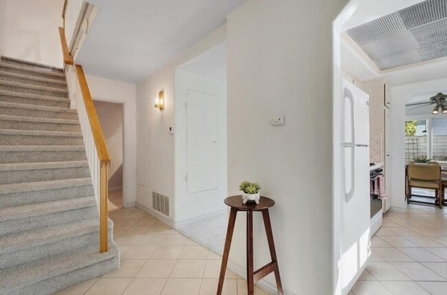 Building Photo - Beautiful 3 bed / 2.5 bath Townhome with Patio and 2 car garage in Huntington Beach