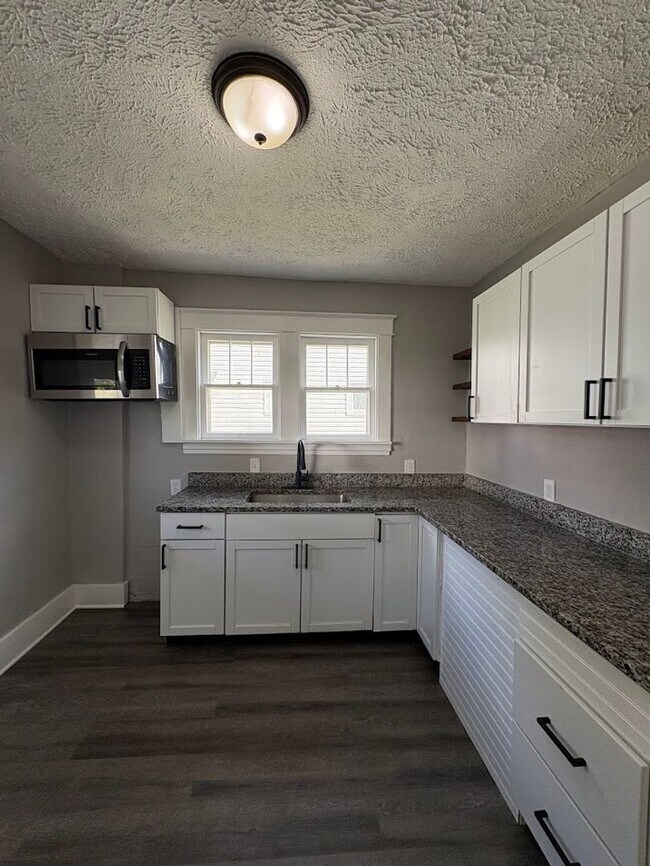 Building Photo - Four bedroom one bathroom home for rent