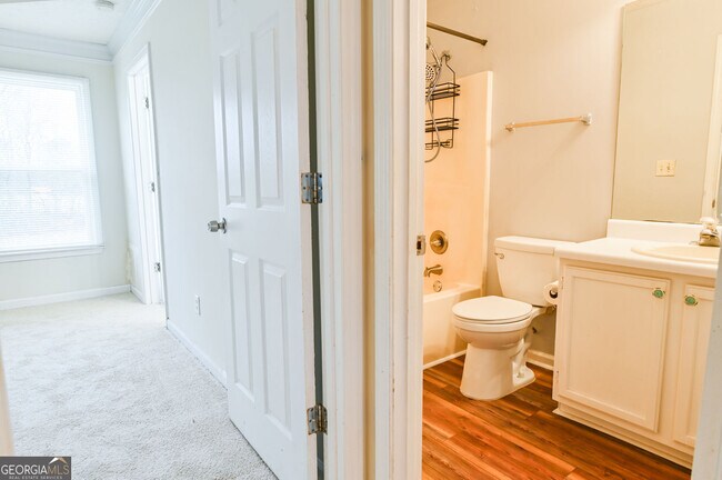 Building Photo - 105 N Oakland Cir