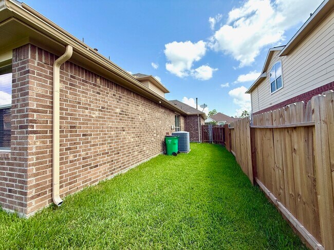 Building Photo - 8139 Edenwood Dr
