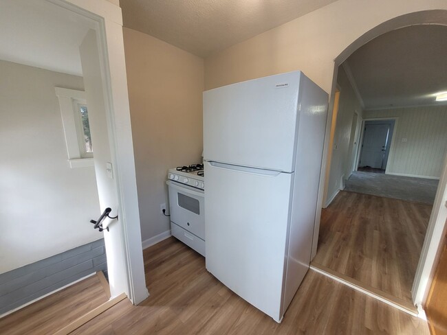 Building Photo - 2 Bedroom Rental Home with mudroom and spa...