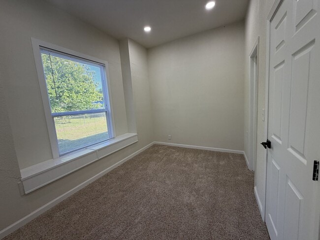 Building Photo - For Rent in Muskogee!