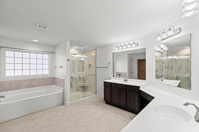 Building Photo - Gorgeous Home Offering Over 3000 HSF!