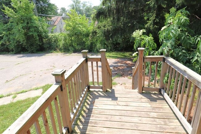 Building Photo - $1,300 - Newly 3 Bedroom 2 Bath