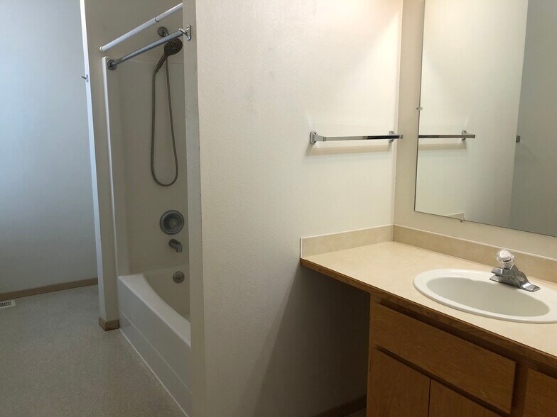 Building Photo - 504 SW City View St