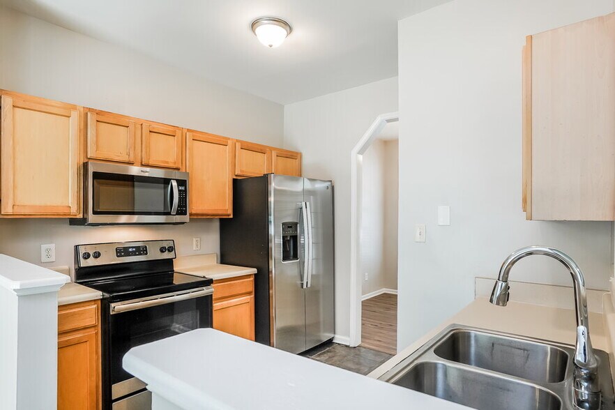 Building Photo - 8015 Marsh Hollow Dr