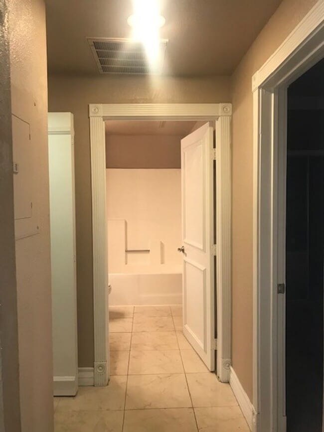 Building Photo - Condo In A Luxurious Community - 1 Bedroom