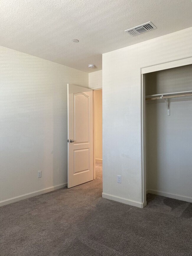 Building Photo - Spacious 4 bedroom/2 bath home waiting to ...