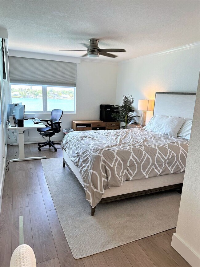 Building Photo - Gorgeous Updated Waterfront 2/2 Unfurnishe...