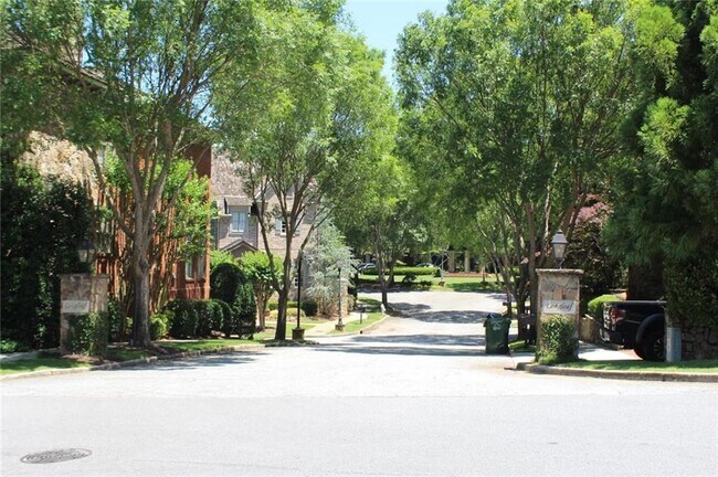 Building Photo - 704 Longleaf Dr NE