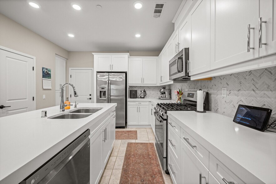 Building Photo - 1194 Delpy View Pt