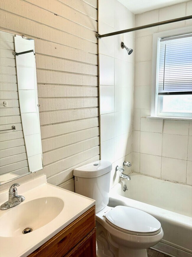 Building Photo - Spacious 2 bedroom home near Churchill Downs- Section 8 accepted