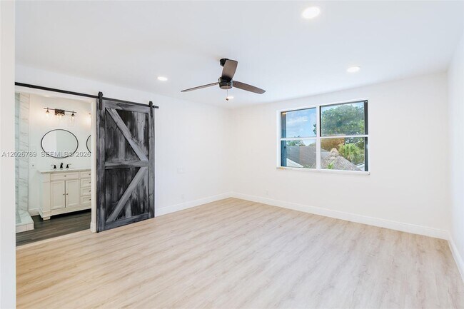 Building Photo - 305 S Ketch Dr