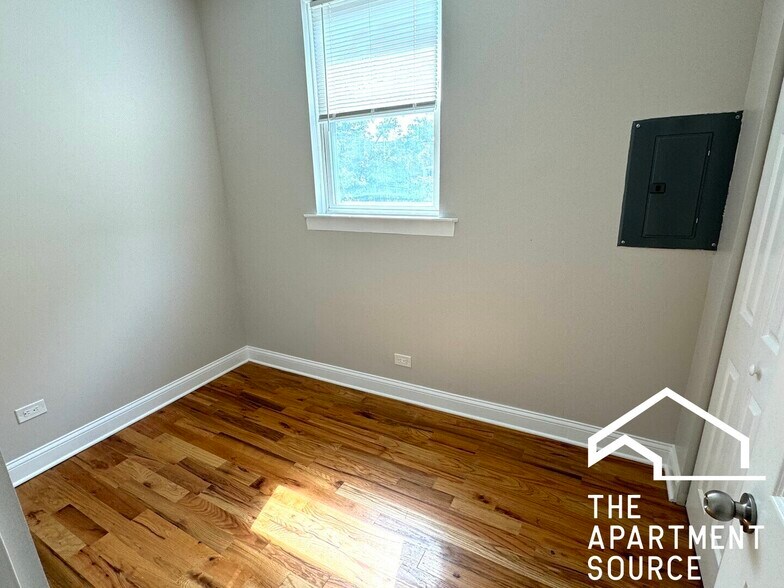 Building Photo - 3904 W Armitage Ave