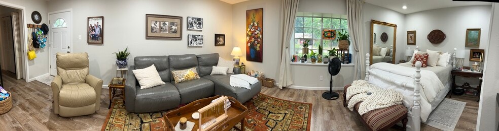 Living area with TV - 2812 Anita Ln