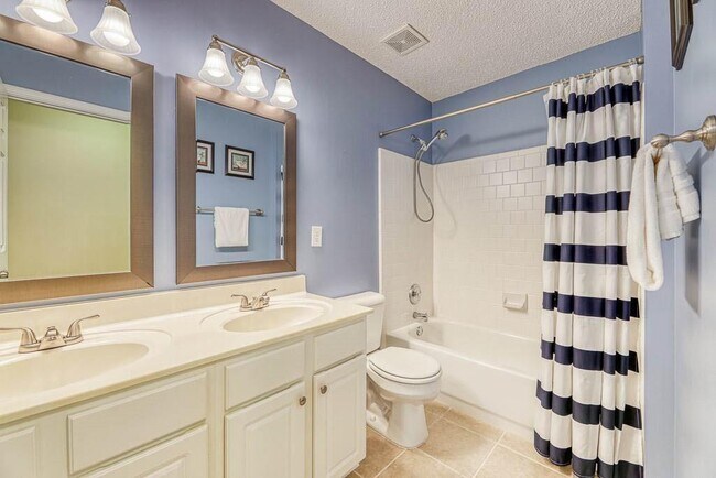 Building Photo - 558 Lullingstone Dr SE