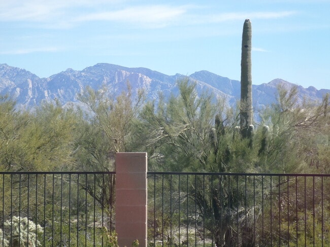 Building Photo - Rare find for this 4 bedroom/3 bath, exqui...