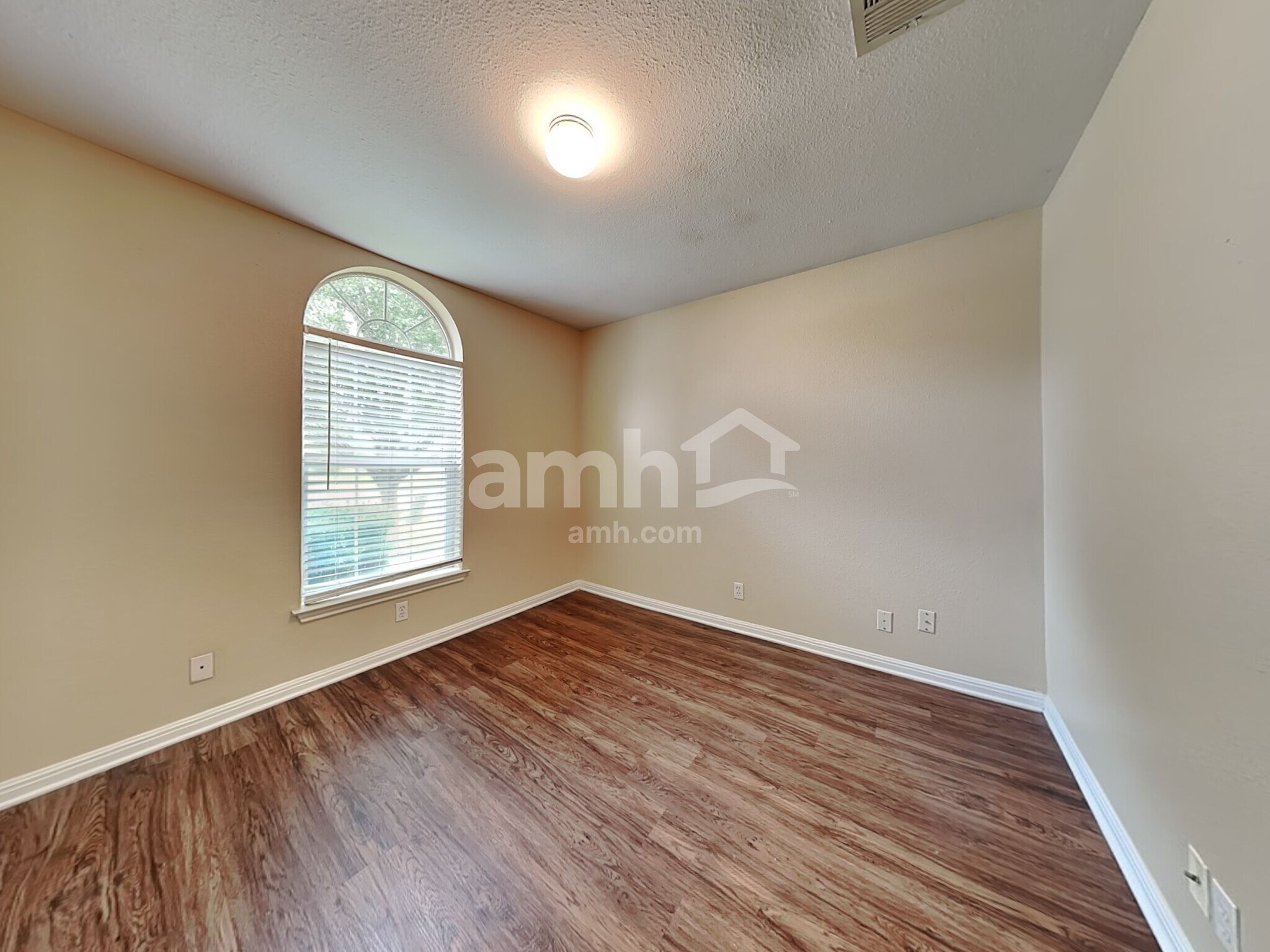 Building Photo - 136 Goddard