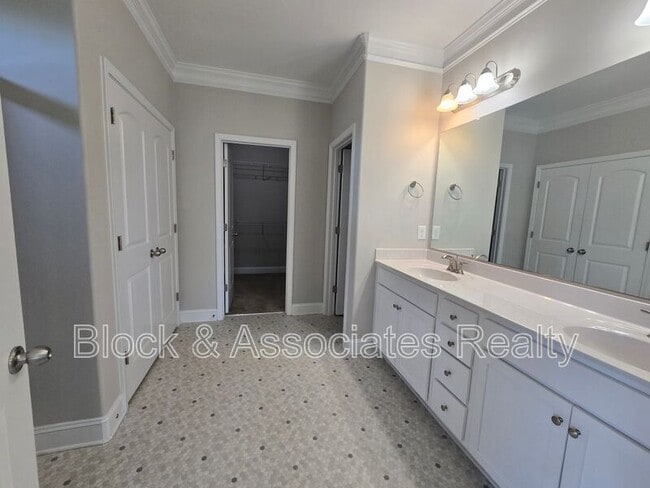 Building Photo - 5553 Marblehead Dr