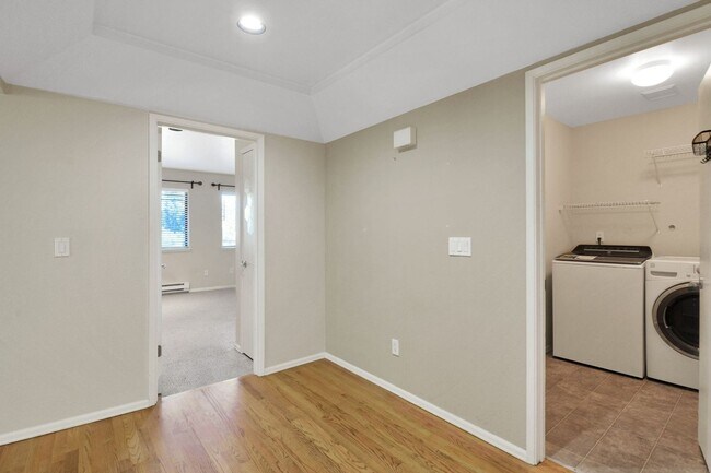 Building Photo - Your Sun-Drenched Redmond Retreat Awaits!