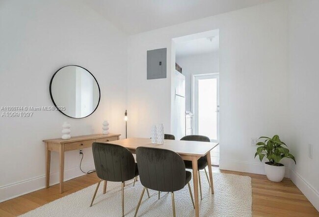 Building Photo - 7207 Bay Dr