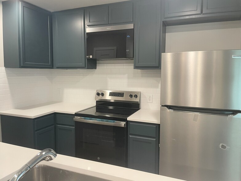 Building Photo - 7431 Holly Hill Dr