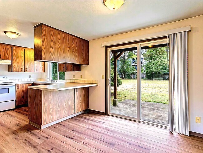 Building Photo - 4 Plex near University Place, #B (PRICE REDUCED)