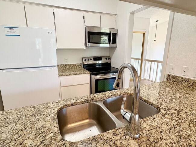 Building Photo - ***2 Bedroom 3 Bathroom Townhome for Lease in Horseshoe Bay, TX.***