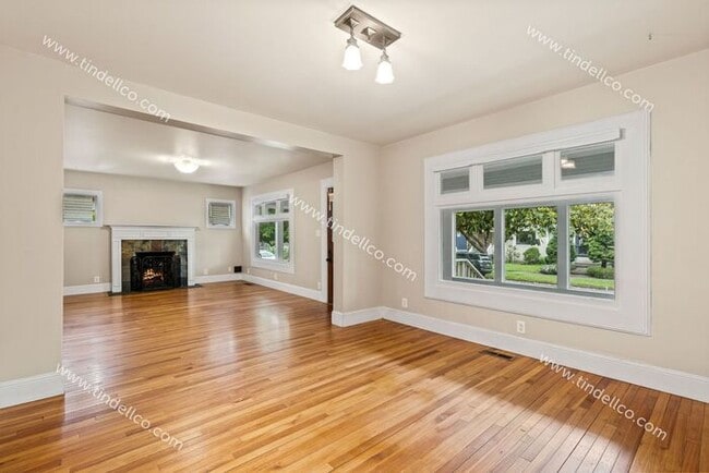 Building Photo - 4 Bedroom, 3 Bathroom Home 3000 + Square feet - A Must See In Abernethy School Boundary