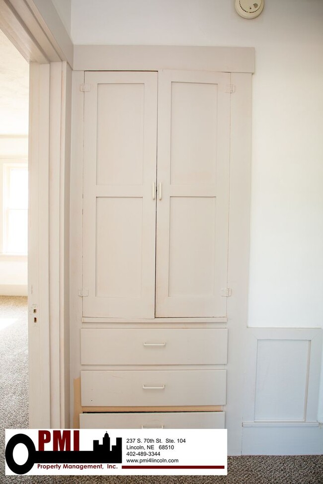Building Photo - 4 Bedroom, 1.5 bathroom House For Rent; Av...
