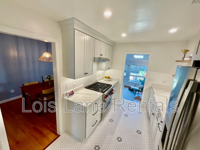 Building Photo - 190 Queen St