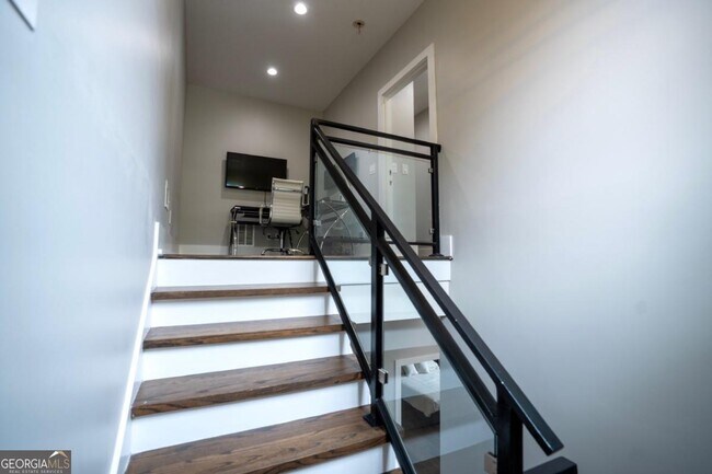 Building Photo - 1099 Vista Trail NE