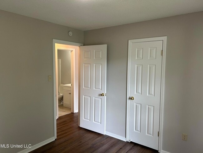 Building Photo - 3434 Laurelwood Dr