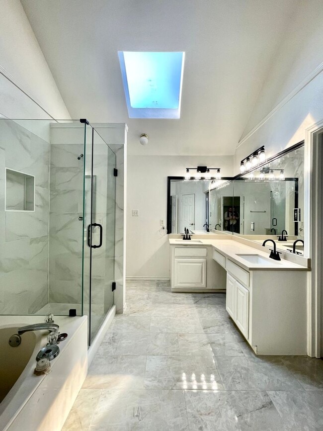 Building Photo - Recently updated home minutes from Grandscape