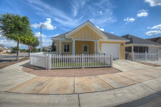 Building Photo - 1365 Hanz Dr