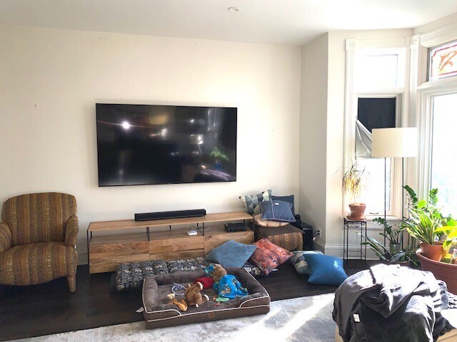 Living room. - 1730 N Franklin Pl