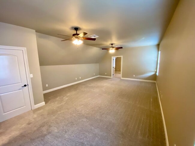 Building Photo - ** AVAILABLE JUNE 1ST ** STUNNING 4/3.5 IN...