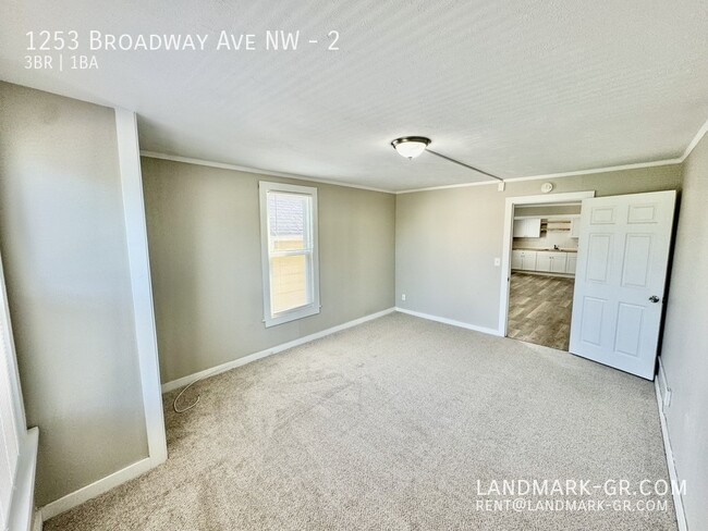 Building Photo - Updated 3 Bed/1Bath – First Month Only $1,...