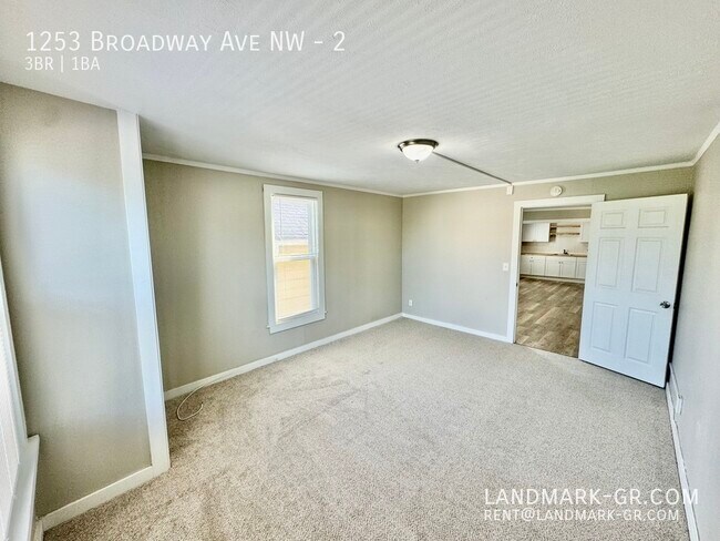 Building Photo - Updated 3 Bed/1Bath – First Month Only $995!