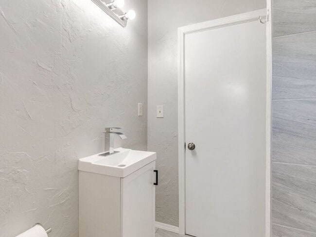 Building Photo - Renovated 3-bedroom, 2-bath home located in the heart of Edmond!