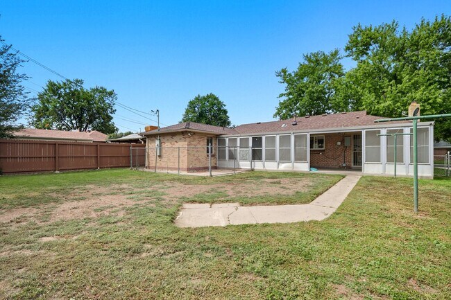 Building Photo - 2 bed 1 bath Ranch in Lowry in Denver