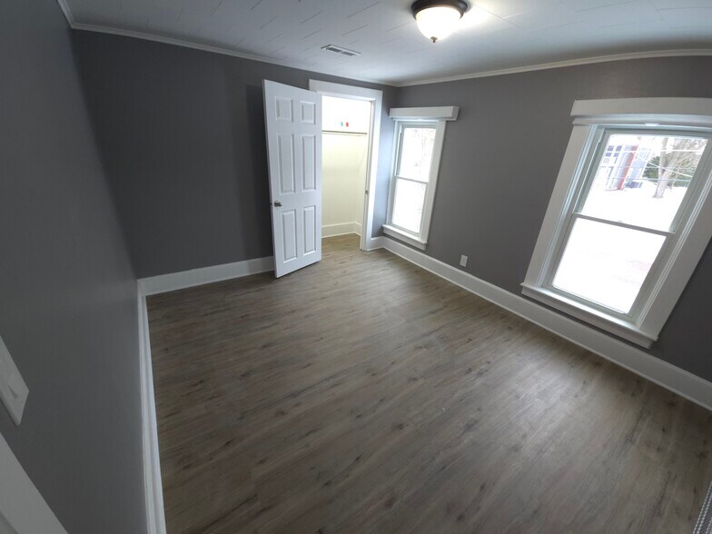 Building Photo - 10906 N Woodstock St