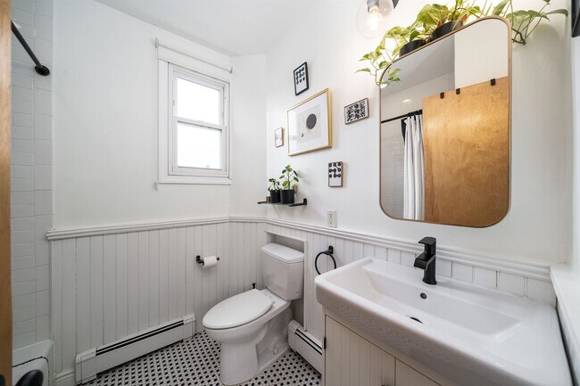 Building Photo - 331 Varick St