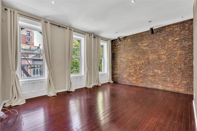 Building Photo - 324 E 50th St
