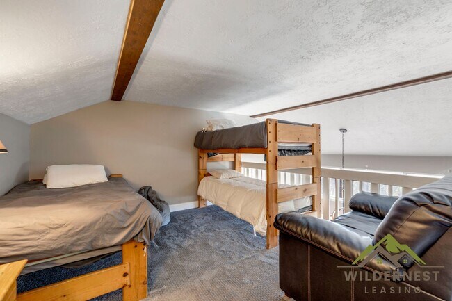 Building Photo - Buffalo Ridge - Spacious unit with Wifi, Covered Parking & Clubhouse
