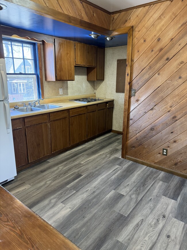 Building Photo - 1102 S 4th Ave W