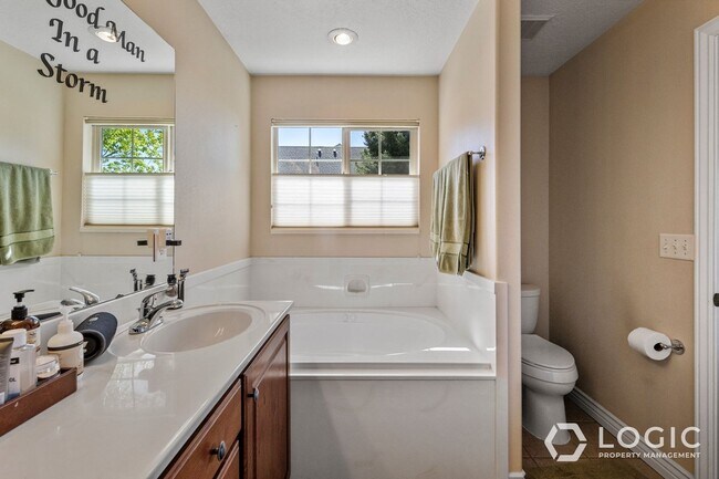 Building Photo - 9223 Silver Lake Dr