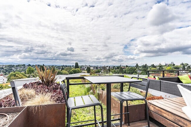 Building Photo - 1717 22nd Ave